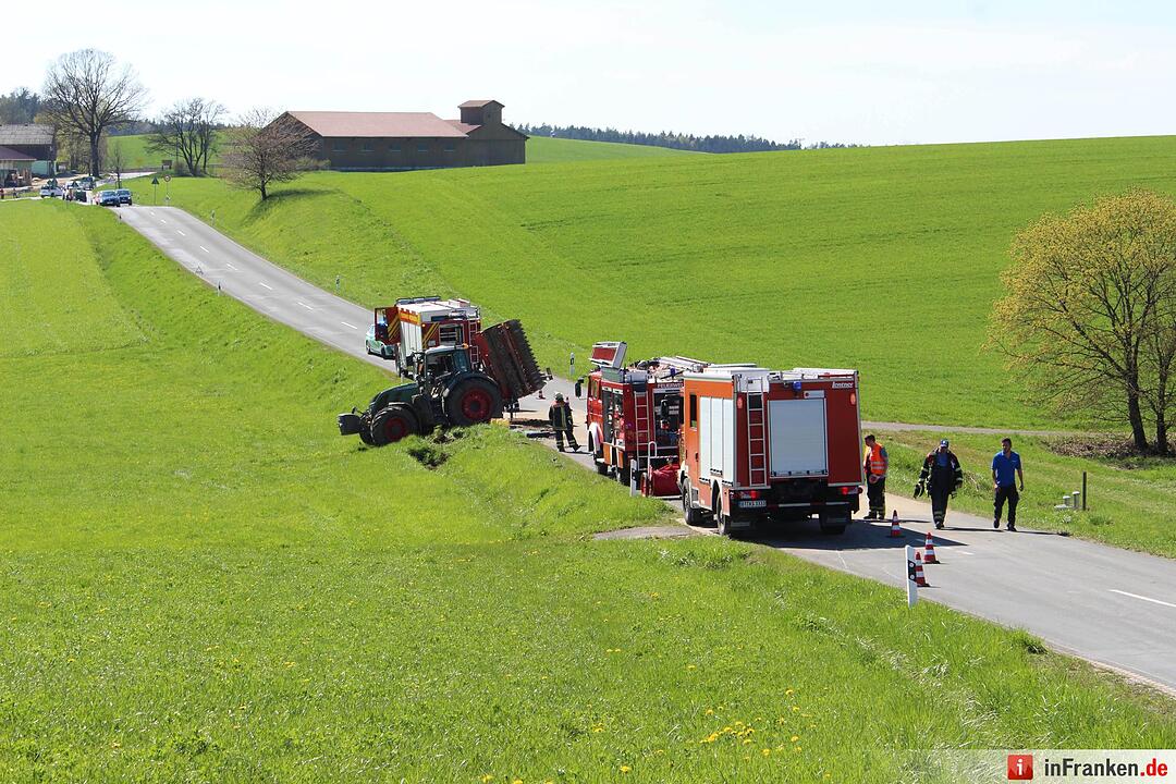 Traktor überschlägt sich bei Lankendorf - Fahrer schwer verletzt
