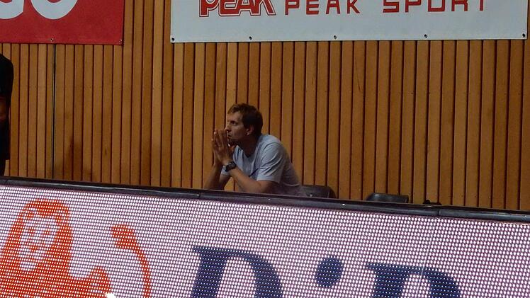 In Auszeiten saß der NBA-Superstar etwas verlassen hinter der Bande. Foto: Udo Schilling