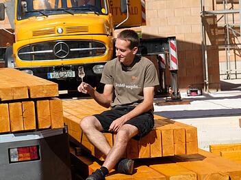 Auch kleine Schlucke brauchen viel Platz. Um der Nachfrage nach edlen Bränden gerecht werden zu können, hat sich Brennermeister Andreas Lutz zu einem radikalen Schritt entschlossen: er baut eine komplett neue, rund 500 Quadratmeter große Produktionshalle. Foto: Gerd Schaar