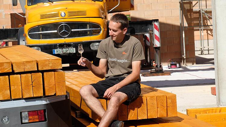 Auch kleine Schlucke brauchen viel Platz. Um der Nachfrage nach edlen Bränden gerecht werden zu können, hat sich Brennermeister Andreas Lutz zu einem radikalen Schritt entschlossen: er baut eine komplett neue, rund 500 Quadratmeter große Produktionshalle. Foto: Gerd Schaar