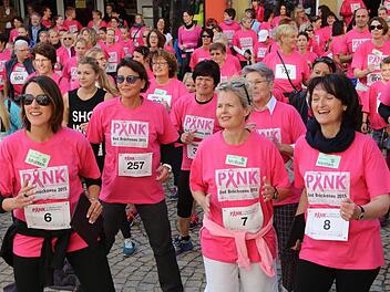 Pinklauf gegen Krebs. Mehr als 13000 Euro konnten die Initiatoren heuer für Brustkrebs Deutschland e.V.spenden. Foto: Barbara Herbst/Archiv