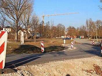 Über den Schleichweg vom Karpfenkreisel zum Festplatz möchte Bürgermeister Brehm den Verkehr leiten. Foto: Andreas Dorsch