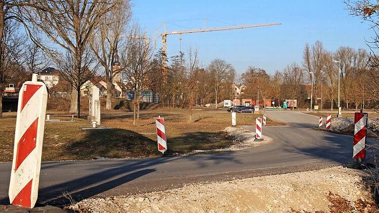 Über den Schleichweg vom Karpfenkreisel zum Festplatz möchte Bürgermeister Brehm den Verkehr leiten. Foto: Andreas Dorsch