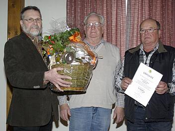 Vorsitzender Martin Holzinger verabschiedete seinen Stellvertreter Alfred Liczewski mit einem Präsentkorb und der silbernen Ehrennadel, die auch Karl Pfister (v. l.) für 25 Jahre Treue erhielt.  Foto: Winfried Ehling