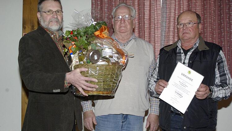 Vorsitzender Martin Holzinger verabschiedete seinen Stellvertreter Alfred Liczewski mit einem Präsentkorb und der silbernen Ehrennadel, die auch Karl Pfister (v. l.) für 25 Jahre Treue erhielt.  Foto: Winfried Ehling