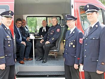 Haben schon einmal im neuen Fahrzeug Platz genommen (von links): Reinhard Hartung, Rolf Rosenbauer, Marcus Packert, Heinrich Arnold, Manfred Lorenz, Hans-Jürgen Ganß und Krischa Heym  Foto: Michael Stelzner