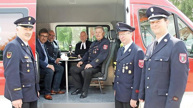 Haben schon einmal im neuen Fahrzeug Platz genommen (von links): Reinhard Hartung, Rolf Rosenbauer, Marcus Packert, Heinrich Arnold, Manfred Lorenz, Hans-Jürgen Ganß und Krischa Heym  Foto: Michael Stelzner