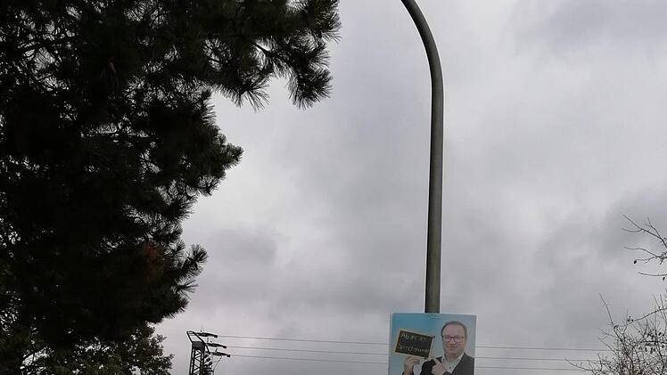 Doppelt hält besser, mag man sich hier gedacht haben - und hat vergessen, nach der Wahl die Plakate zu entfernen. Gesehen am Orstrand von Hitzmain Richtung Affalterhof.Foto: Katrin Geyer