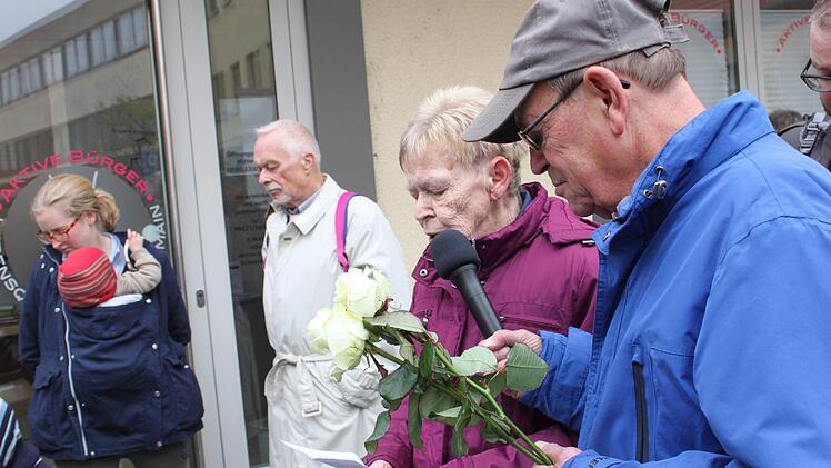 Annemie Dietz, neben ihrem Mann Peter, erinnerte in ergreifenden Worten an die Zerstörung der Synagoge und das Leid von Arnold und Sofie Seliger, die in nächster Nähe wohnten.