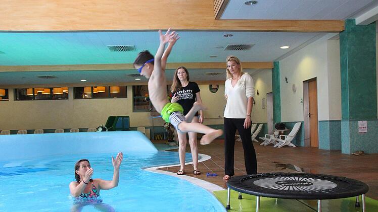 Schwimmaktion der Sinnberg Grundschule mit Franziska van Almsick im Hotel Sonnenhügel. Foto: Benedikt Borst