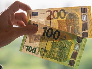 Im Gegensatz zu echten Scheinen (Bild) fehlen dem Falschgeld markante Merkmale.  Foto: Boris Roessler/dpa