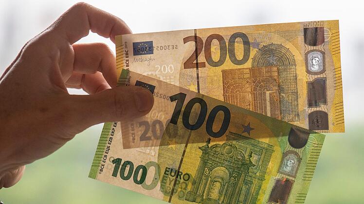 Im Gegensatz zu echten Scheinen (Bild) fehlen dem Falschgeld markante Merkmale.  Foto: Boris Roessler/dpa
