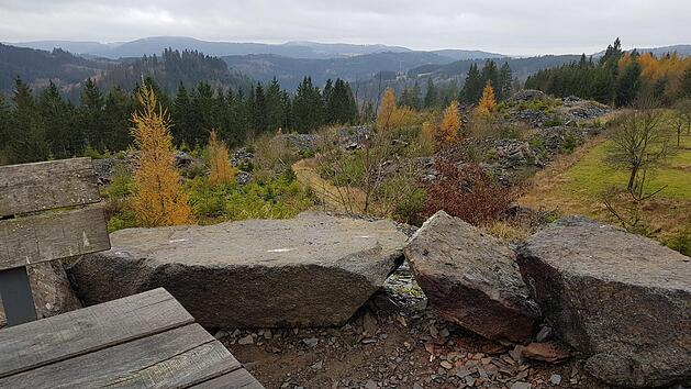 Von der Ruhebank und den Felsen des "Nurner Brockens" aus hat man einen tollen Blick auf den Frankenwald.Hans Franz