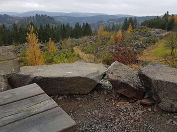 Von der Ruhebank und den Felsen des "Nurner Brockens" aus hat man einen tollen Blick auf den Frankenwald.Hans Franz