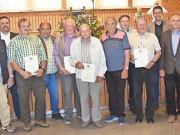 Diese Feldgeschworenen sind schon seit 40, 50 und 60 Jahren im Ehrenamt engagiert. Mit im Bild von rechts Landrat Klaus Löffler, Baptist Vetter, Alexander Dichtl (ADBV) und die Bürgermeister der Gemeinden, aus denen die Geehrten kommen.