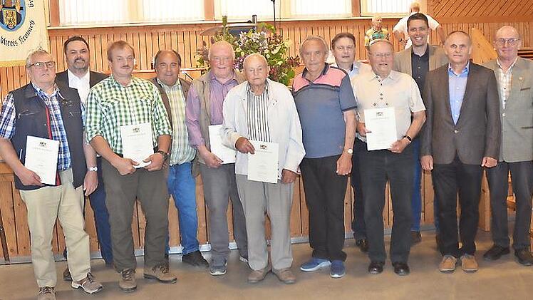 Diese Feldgeschworenen sind schon seit 40, 50 und 60 Jahren im Ehrenamt engagiert. Mit im Bild von rechts Landrat Klaus Löffler, Baptist Vetter, Alexander Dichtl (ADBV) und die Bürgermeister der Gemeinden, aus denen die Geehrten kommen.