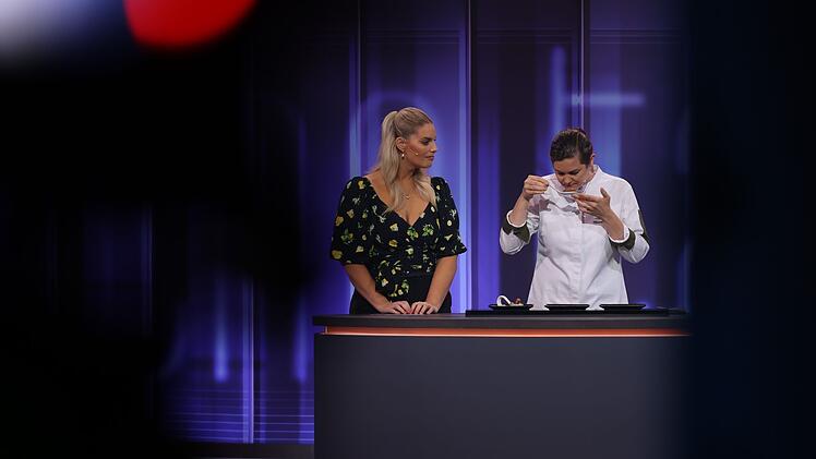 Gastjurorin Viktoria Fuchs entscheidet, wer bleiben darf und wer gehen muss.