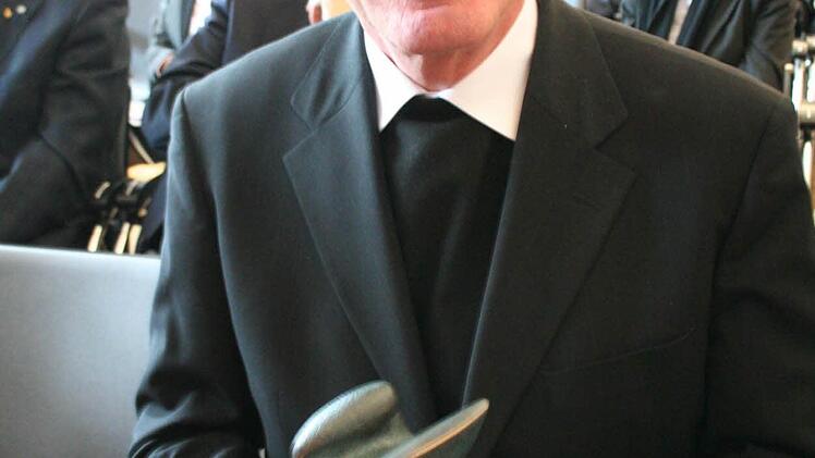 Dr. Jürgen Lenssen hält seinen Preis fest.