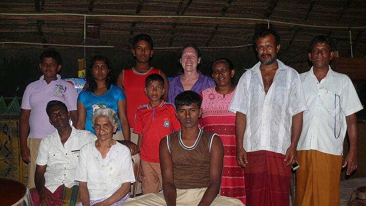 Gruppenbild mit einer deutschen Frau. Als die beiden Radler abends ein kleines Restaurant erreichen, dürfen sie dort nicht nur essen - die ganze Familie heißt sie willkommen. Wie die Einheimischen breiten sie ihre Isomatte und Schlafsack auf dem Boden aus - ihr Nachtlager.