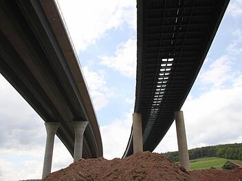 Links steht die neue Brücke, rechts die alte. Am 22. Juni wird sie gesprengt. Fotos: Ulrike Müller