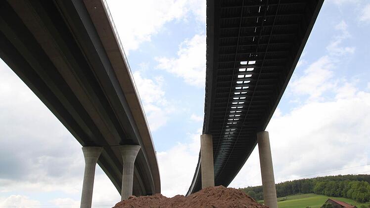 Links steht die neue Brücke, rechts die alte. Am 22. Juni wird sie gesprengt. Fotos: Ulrike Müller