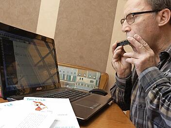 Viele Künste: Erich Weber schreibt für Laienschauspieler und musiziert. Foto: Arkadius Guzy