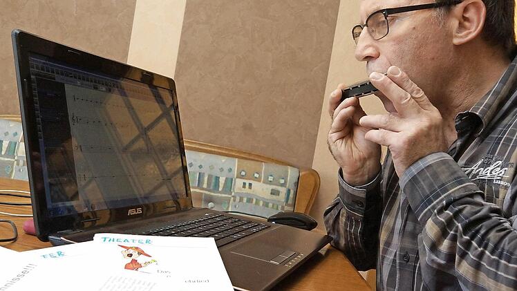 Viele Künste: Erich Weber schreibt für Laienschauspieler und musiziert. Foto: Arkadius Guzy