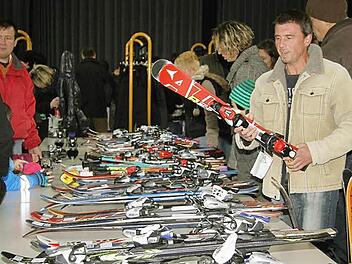 Dietmar Glaser (44) sucht ein Skier für seinen sieben Jahre alten Sohn. Er hat sich ein Limit gesetzt: Nicht mehr als 40 Euro sollen die Bretter kosten. Fotos: Sonja Adam