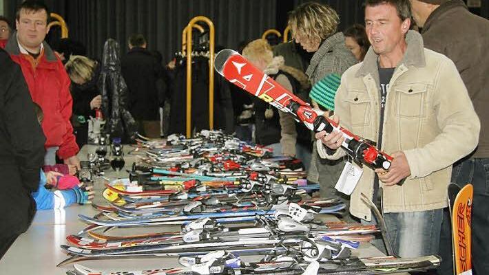 Dietmar Glaser (44) sucht ein Skier für seinen sieben Jahre alten Sohn. Er hat sich ein Limit gesetzt: Nicht mehr als 40 Euro sollen die Bretter kosten. Fotos: Sonja Adam