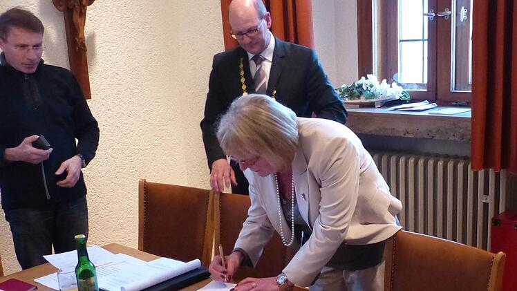 Christl Pottler ist die neue Dritte Bürgermeisterin. Sie bestätigte per Unterschrift ihre Wahl im Beisein von Bürgermeister Thomas Stadelmann und von Thomas Fensel (links), Leiter der Hauptverwaltung im Rathaus.