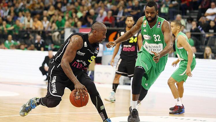 Brandon Bowman (links) gegen den Trierer Jermaine Bucknor.