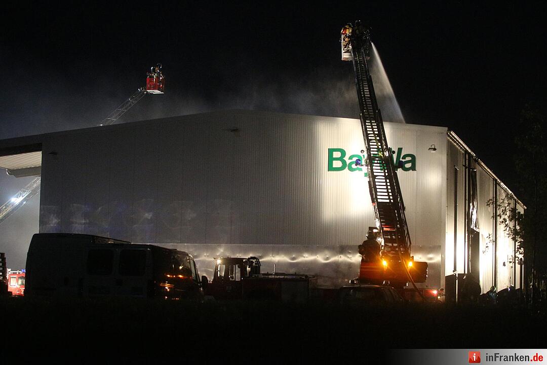 Schonungen: Werkstatthalle steht in Flammen