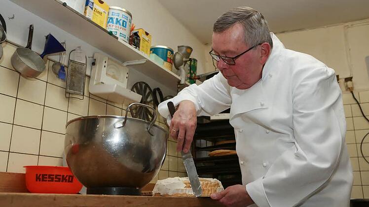 In der Backstube ist Konditormeister Gerhard Michel der Chef - seit 43 Jahren. Foto: Barbara Herbst