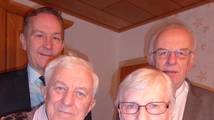 Das Jubelpaar Berwanger mit Stadtrat Udo Schönfelder (hinten links) und Vizelandrat Edgar Büttner (hinten rechts) Foto: Heidi Amon