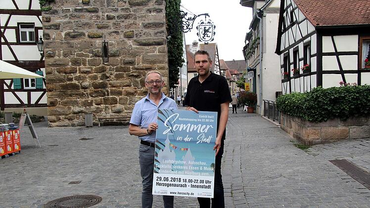 Die Vorstände Walter Dietz und Stefan Müller laden zu Sommer in der Stadt ein.  Foto: Richard Sänger