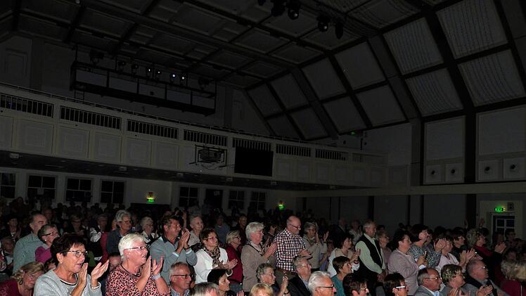 Ein begeistertes Publikum erlebte Oswald Sattler in der Dr.-Stammberger-Halle. Foto: Werner Reißaus