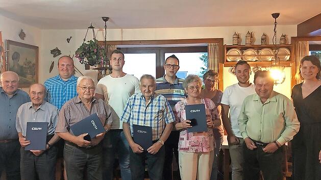 Die Wonseeser CSU hat Gründungsmitglieder geehrt. Unser Bild zeigt (von links) Ehrenvorsitzenden Günther Pfändner, Hermann Bergmann, Sebastian Schmitt, Hermann Merz, Mark Simon, Eberhard Hannig, Vorsitzenden Andreas Pöhner, Ingrid Polland (für Man...