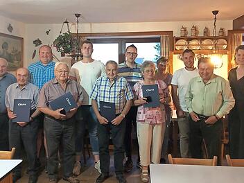 Die Wonseeser CSU hat Gründungsmitglieder geehrt. Unser Bild zeigt (von links) Ehrenvorsitzenden Günther Pfändner, Hermann Bergmann, Sebastian Schmitt, Hermann Merz, Mark Simon, Eberhard Hannig, Vorsitzenden Andreas Pöhner, Ingrid Polland (für Man...
