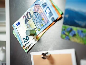 Hält nicht nur das Geld am Kühlschrank, sondern auch die Arbeiter auf dem Bau – der „Lohn-Magnet“