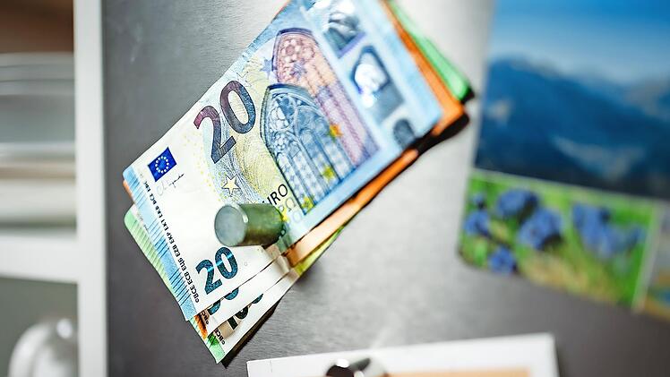 Hält nicht nur das Geld am Kühlschrank, sondern auch die Arbeiter auf dem Bau – der „Lohn-Magnet“