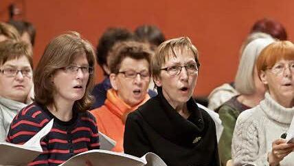 Aufmerksam folgen diese Sängerinnen den Impulsen des Dirigenten.