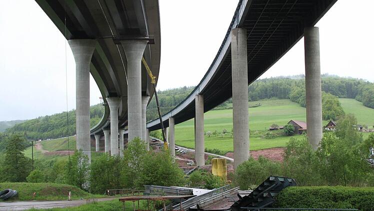 Die alte Autobahnbrücke (rechts im Bild) wird schon Stück für Stück abgebaut, bis nur noch die Stahlkonstruktion steht. Foto: Ulrike Müller