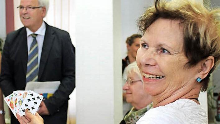 Helga Schwarz-Stock spielt Canasta. Hinten sieht sich Staatssekretär Hermann Kues um.  Fotos: Borst