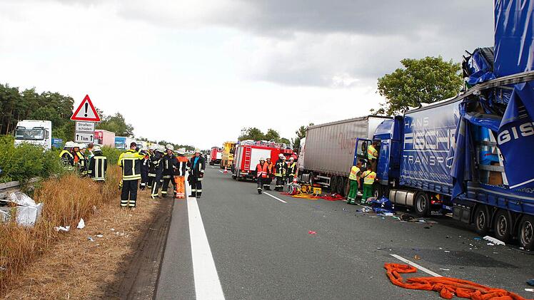 Die Lkw sind derma&szlig;en ineinander verkeilt, dass das F&uuml;hrerhaus des Unfallverursachers kaum mehr zu erkennen ist. Foto: News5 / Buerkel