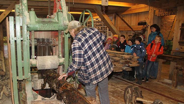 Schneidmüller Ethelbert Kremer waltet seines Amtes.