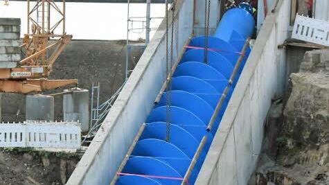 Am Ende liegt sie in der schrägen Betonwanne der Kleinwasserkraftwerksanlage.