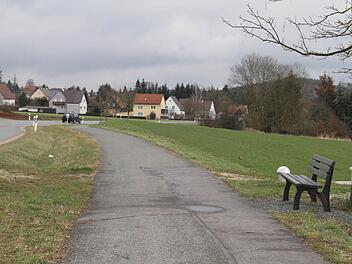 Auf Wunsch der Bürger sollen auch die Geh- und Radwege zwischen Schwürbitz und Lettenreuth (im Bild) und zwischen Neuensee und Schwürbitz eine Beleuchtung erhalten.  Foto: Gerda Völk
