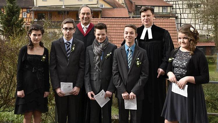 K&ouml;nigsberg &mdash; Zwei M&auml;dchen und drei Buben wurden am Sonntag in der Marienkirche in K&ouml;nigsberg von Pfarrer Peter Hohlweg (rechts) und Pr&auml;dikant Alfred Austel (links) konfirmiert. Der Gottesdienst wurde vom Posaunenchor K&ouml;nigsberg und dem &ouml;kumenischen Kirchenchor musikalisch umrahmt. Foto: Gerold Snater