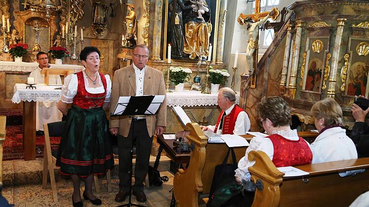 Ottilie und Erwin Heid singen das Lied als Uraufführung in der St. Moritzkapelle. Begleitet werden sie von Otto Rehm. Foto: Franz Galster