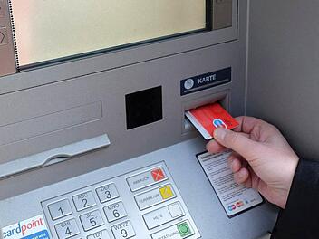 Weil die Tochter bei der Bank im Minus steht, löst die Mutter ihr Konto auf. Foto: epd